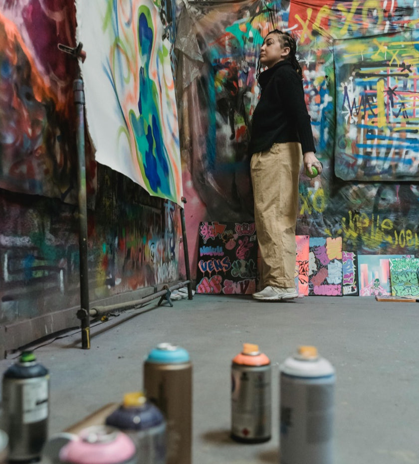 How to Layer and Blend Graffiti Sprays for Advanced Mural Effects